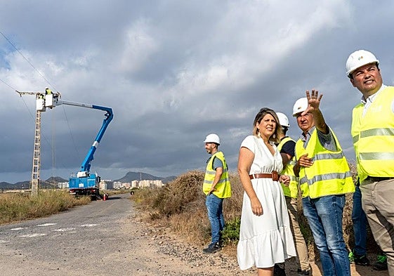 La alcaldesa de Cartagena, Noelia Arroyo, junto a los operarios.