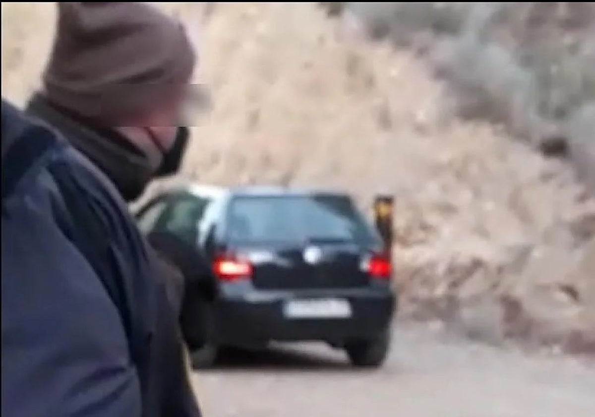 Momento de la huida del agresor captado por la víctima con su móvil.