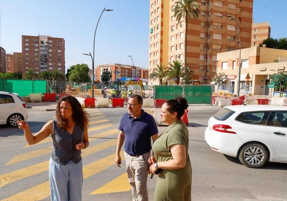 Casalduero y los concejales José Luis Ruiz y Antonia Pérez, frente a las obras del AVE en la alameda de Cervantes.