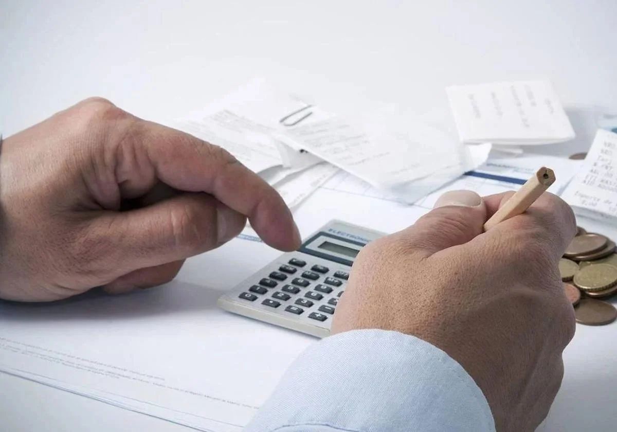 Imagen de archivo de una personas haciendo cuentas.