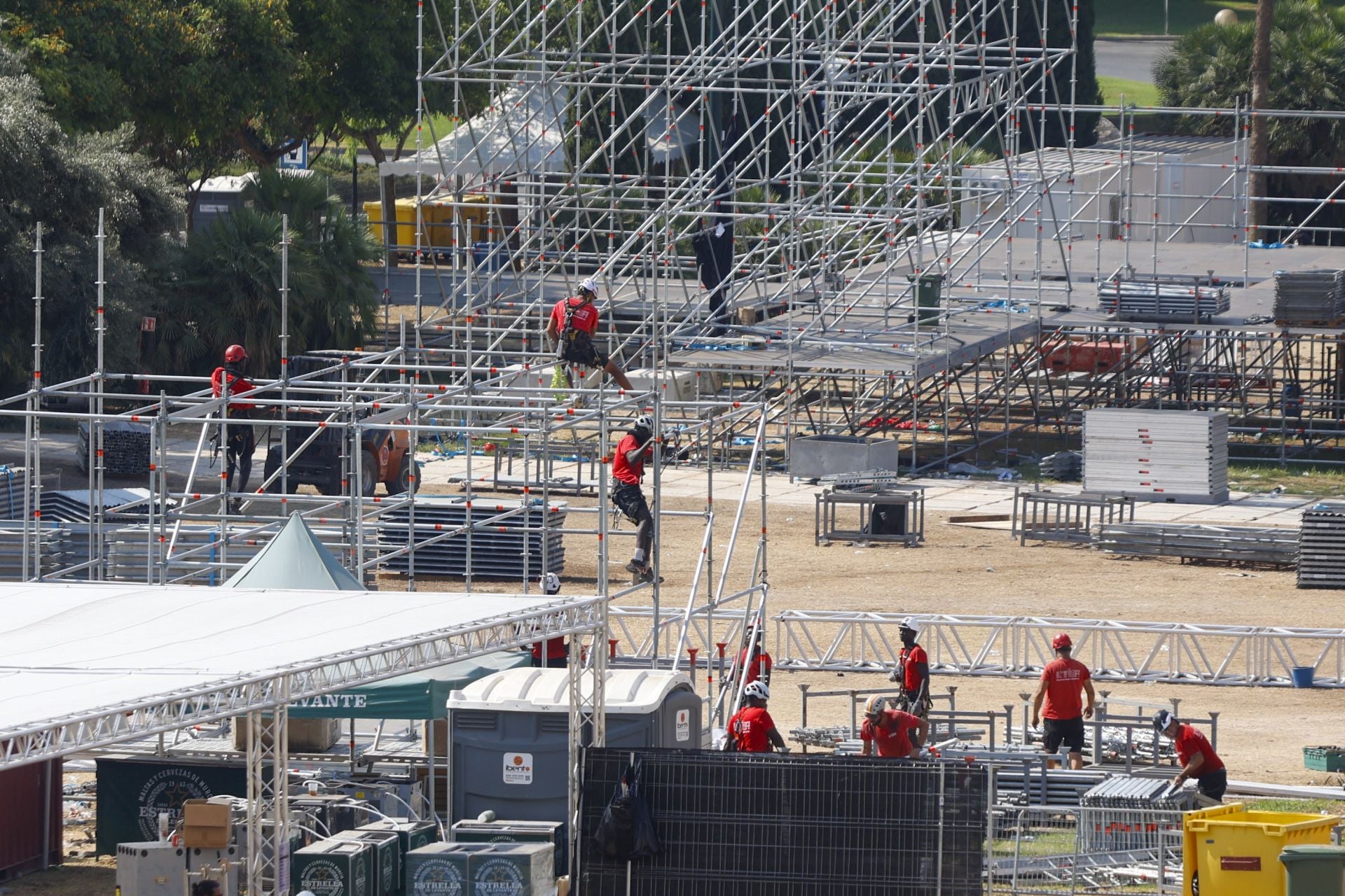 Desmontaje del recinto de fiestas en el Batel de Cartagena