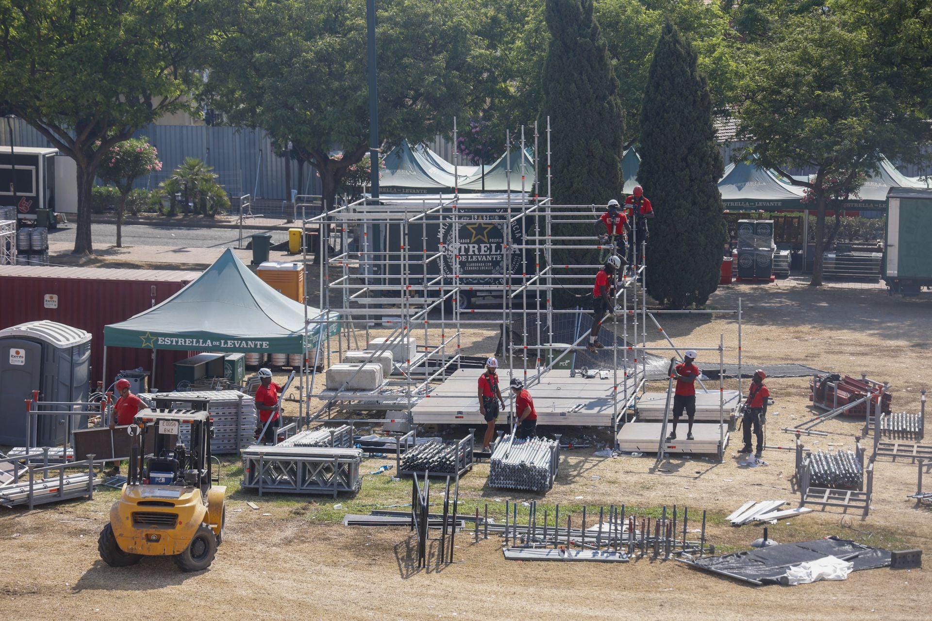 Desmontaje del recinto de fiestas en el Batel de Cartagena
