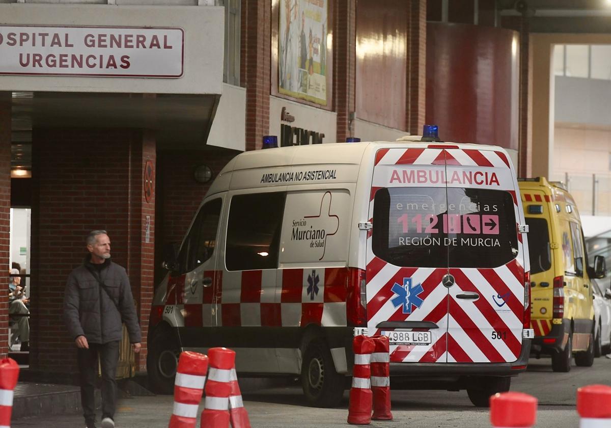 Imagen de archivo de una ambulancia en La Arrixaca.