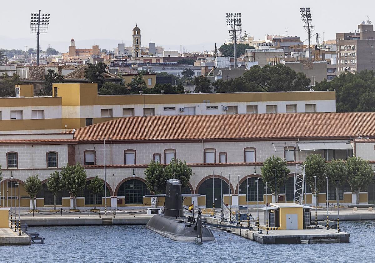 El S-81 'Isaac Peral', atracado ayer en el muelle de la Base de Submarinos del Arsenal de Cartagena.
