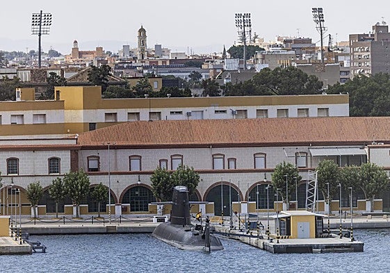 El S-81 'Isaac Peral', atracado ayer en el muelle de la Base de Submarinos del Arsenal de Cartagena.