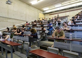 Aspirantes durante el primer examen de las oposiciones en el campus de Espinardo.