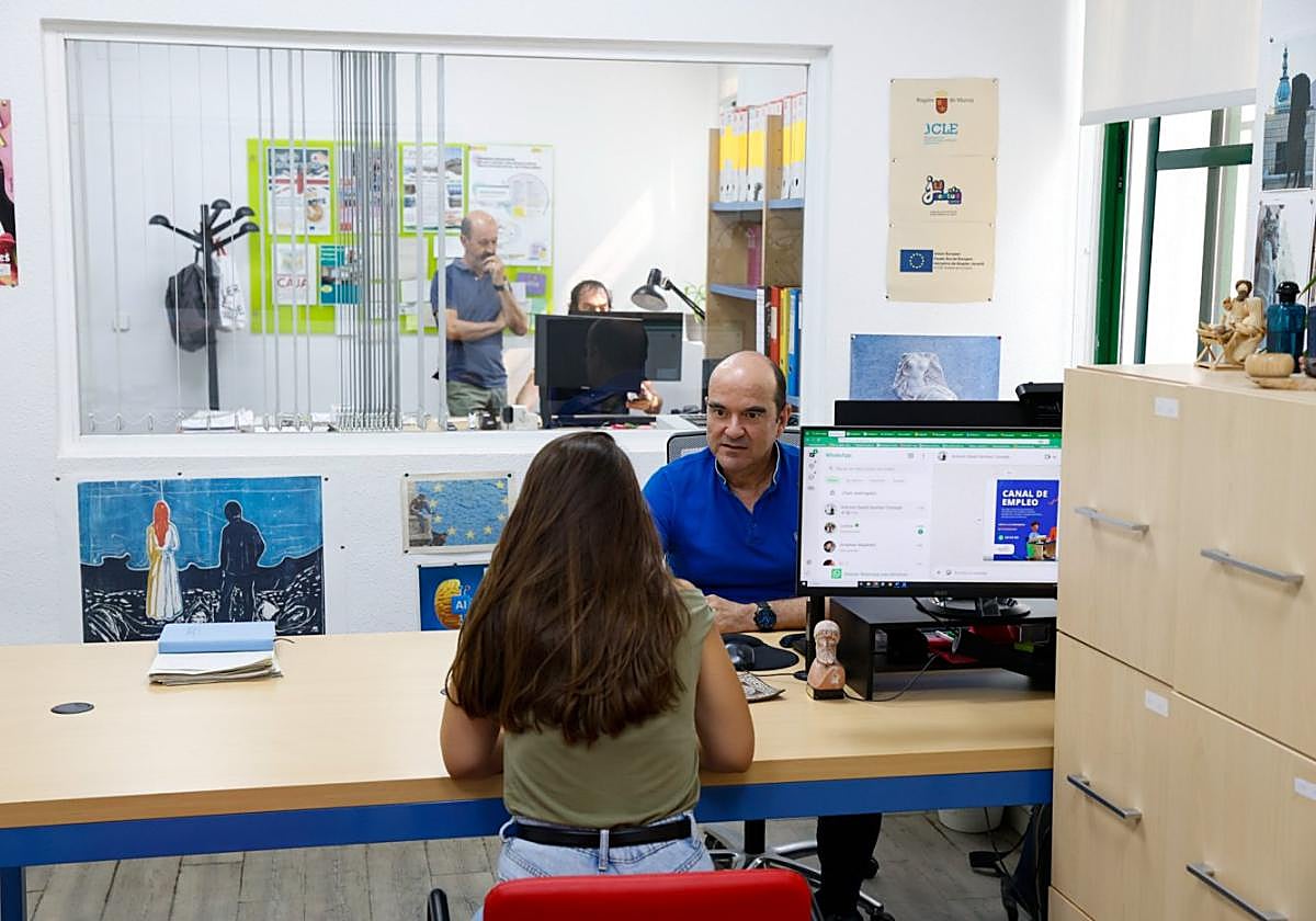 El orientador laboral atiende a una joven en la Concejalía, ayer.