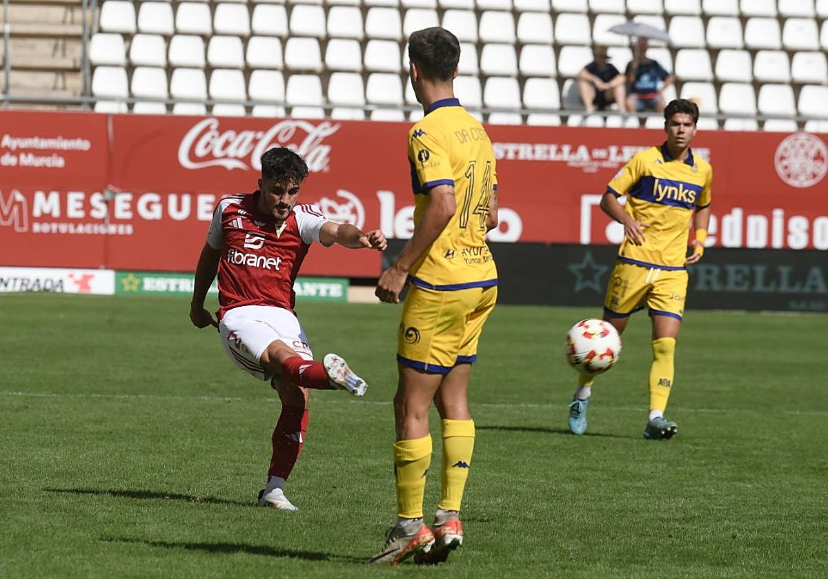 Jorge Mier, jugador del Real Murcia, golpea el balón en un partido ante el Alcorcón.