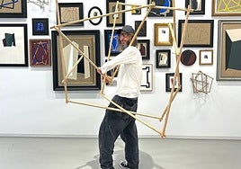 Todo a punto. FOD posa con las obras que ya cuelgan de las paredes de La Naval.