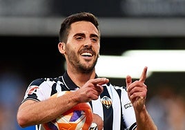 Moyita, nuevo jugador del Real Murcia, con el Castellón.