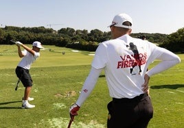 El capitán de Fireballs GC Sergio García mira a uno de los ganadores de la beca de la Fundación Valderrama participando en una clínica en el Real Club de Golf Valderrama (San Roque).