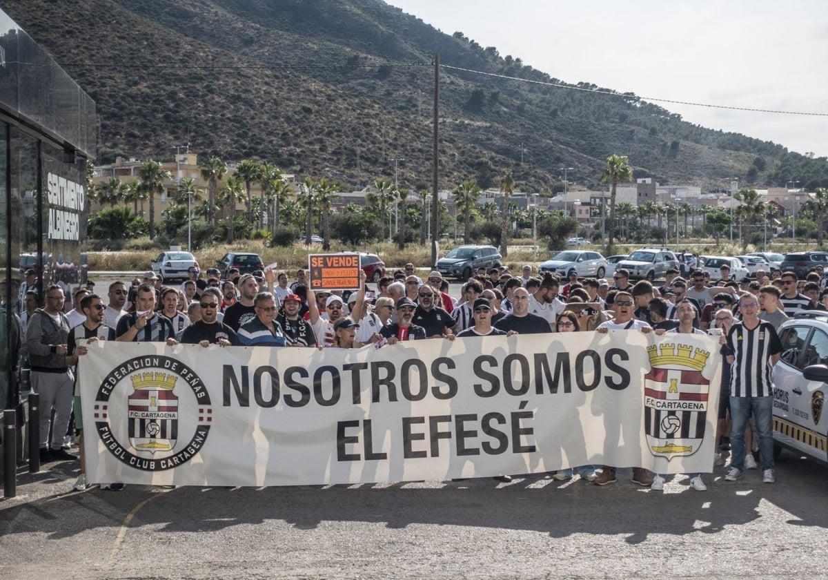 Protesta de aficionados del Efesé en la explanada del estadio Cartagonova, en mayo, antes del partido contra el Tenerife de la temporada pasada.