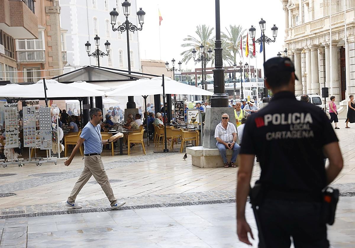 Un agente de Policía Local en Cartagena en una imagen de archivo.