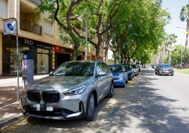 Vehículos aparcados en la zona azul de Murcia, en una imagen de archivo.