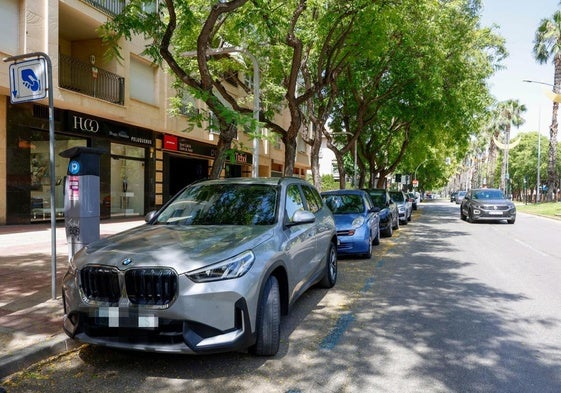 Vehículos aparcados en la zona azul de Murcia, en una imagen de archivo.