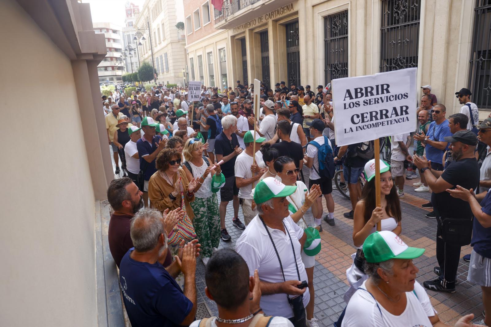 La protesta de los vecinos de Villas Caravaning, en imágenes