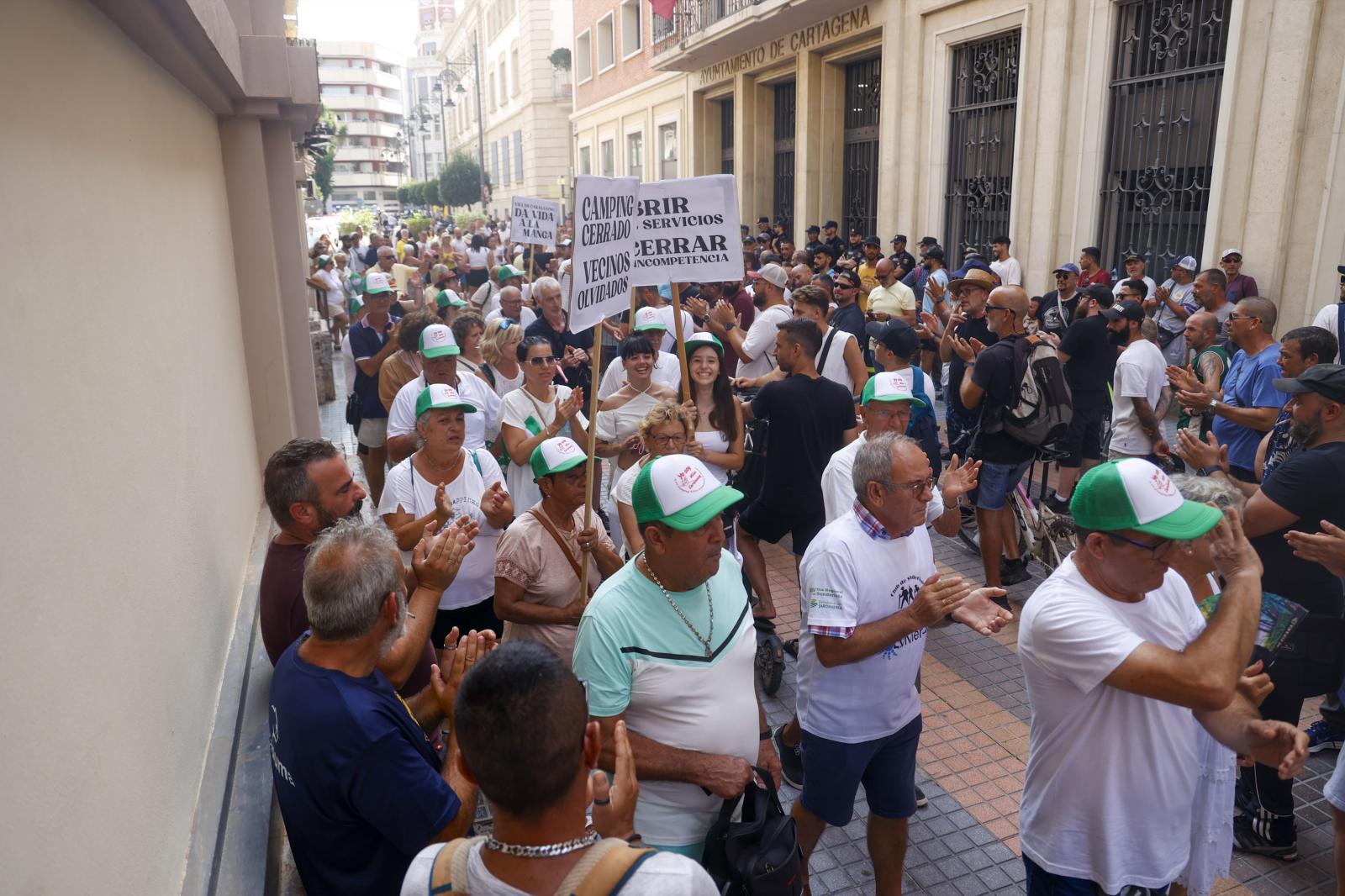 La protesta de los vecinos de Villas Caravaning, en imágenes