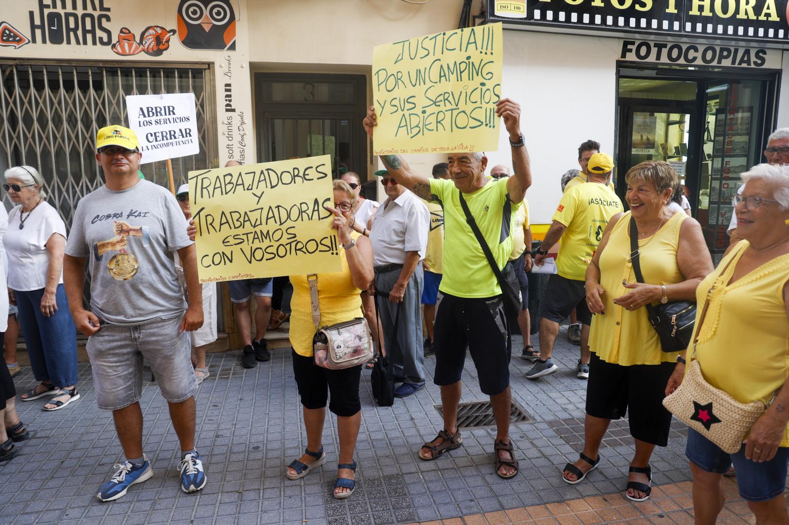 La protesta de los vecinos de Villas Caravaning, en imágenes
