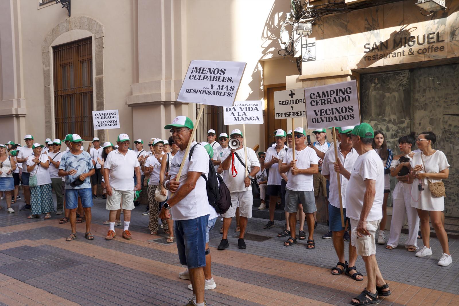 La protesta de los vecinos de Villas Caravaning, en imágenes