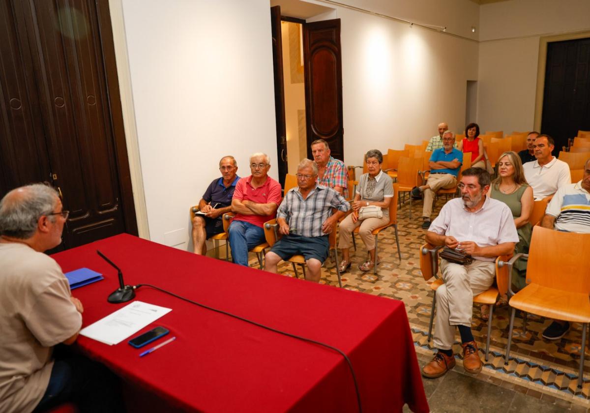 Reunión de representantes de vecinos y comerciantes afectados.