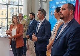 Noelia Arroyo, al fondo, con Mario Cervera en primer término, este jueves en el Palacio Consistorial de Cartagena.