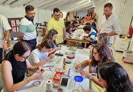 La actiidad se desarrolla en los talleres de la Casa Museo de los Caballos del Vino.
