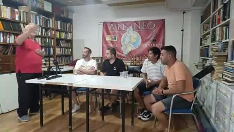 Pencho Sánchez, presidente de la Asociación de Vecinos Sector Estación, de Cartagena, alenta a trabajadores de la industria auxiliar que reclaman las mejoras salariales y laborales