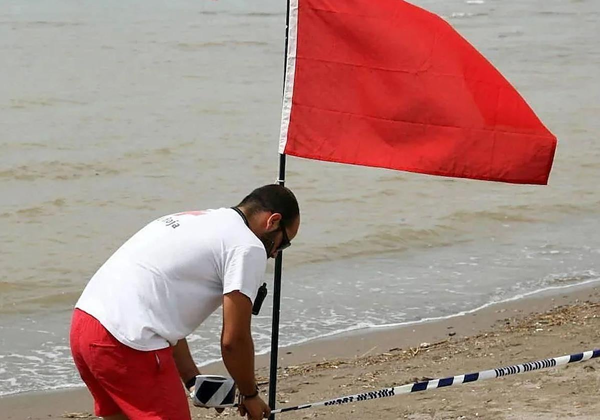 Una playa de la Región de Murcia con bandera roja, en una imagen de archivo.