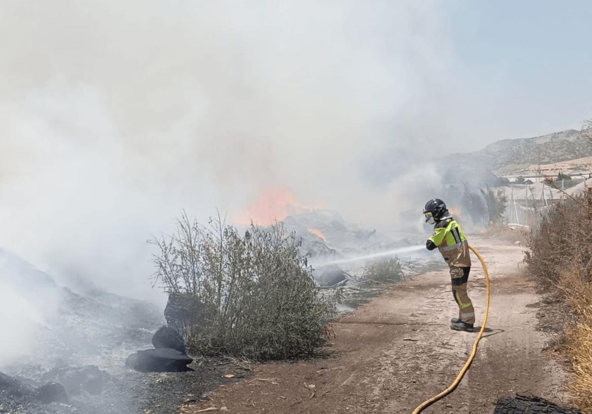 Un bombrero trabajando en la zona.