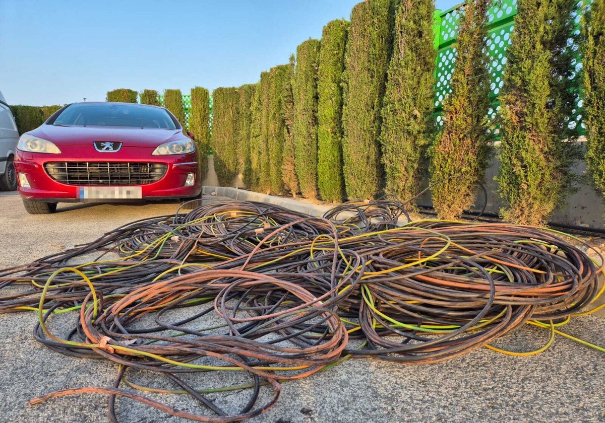 El vehículo en el que viajaban los sospechosos y el cable del alumbrado público sustraído.