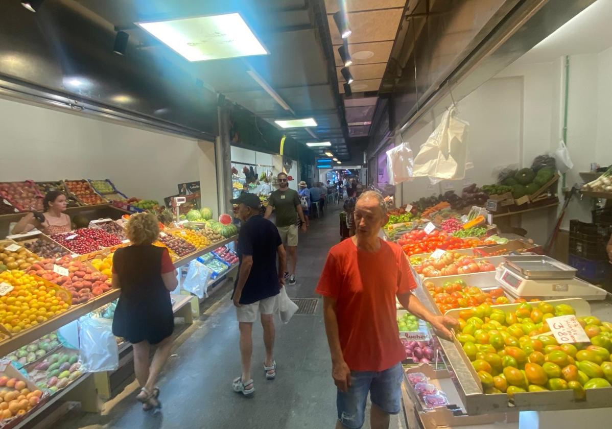 Clientes en el mercado de Verónicas.