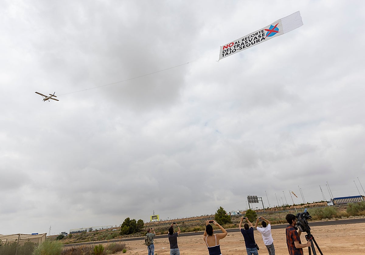 La avioneta, con la pancarta del Trasvase, despega este viernes del aeródromo de Los Martínez del Puerto, en Murcia.