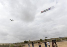 La avioneta, con la pancarta del Trasvase, despega este viernes del aeródromo de Los Martínez del Puerto, en Murcia.