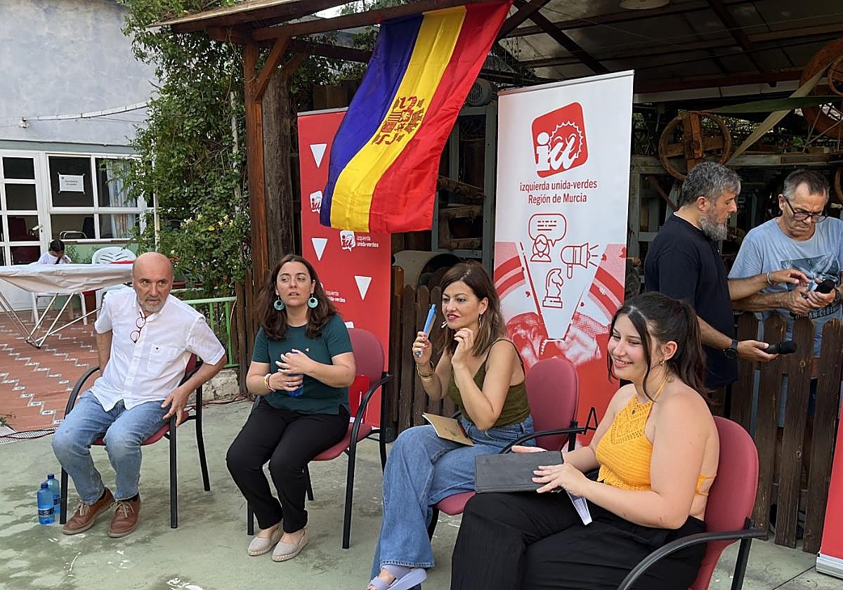 Sira Rego (2d), ayer en Cieza, durante el encuentro que mantuvo con jóvenes del municipio.