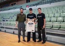 Juan Pablo Mendoza y los hermanos David y Daniel Megías muestran la nueva segunda equipación.