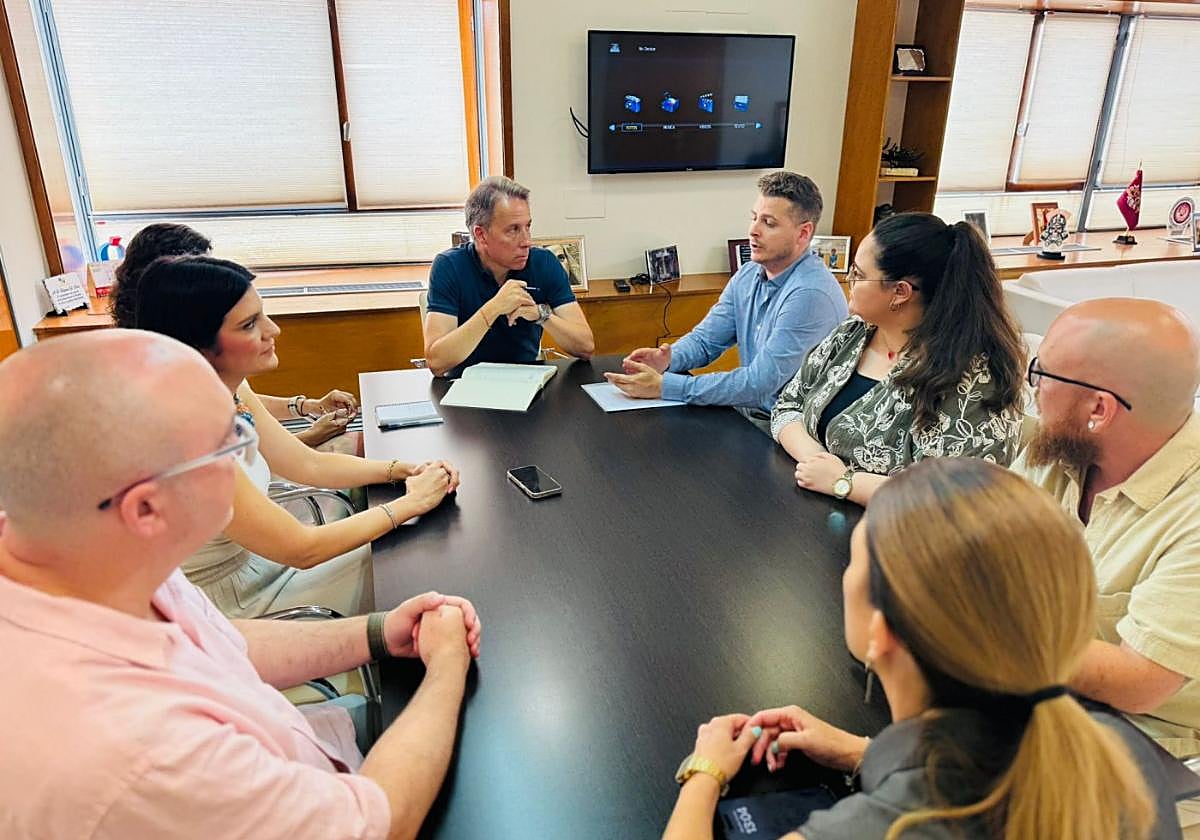 El alcalde (c) y el decano de los arquitectos, con concejales y miembros del Colegio.
