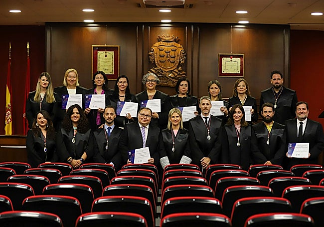 La junta directiva de Icamur con los homenajeados por sus veinte años en el turno de oficio.