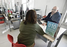 Un funcionario atendiendo a un ciudadano, en una imagen de archivo.