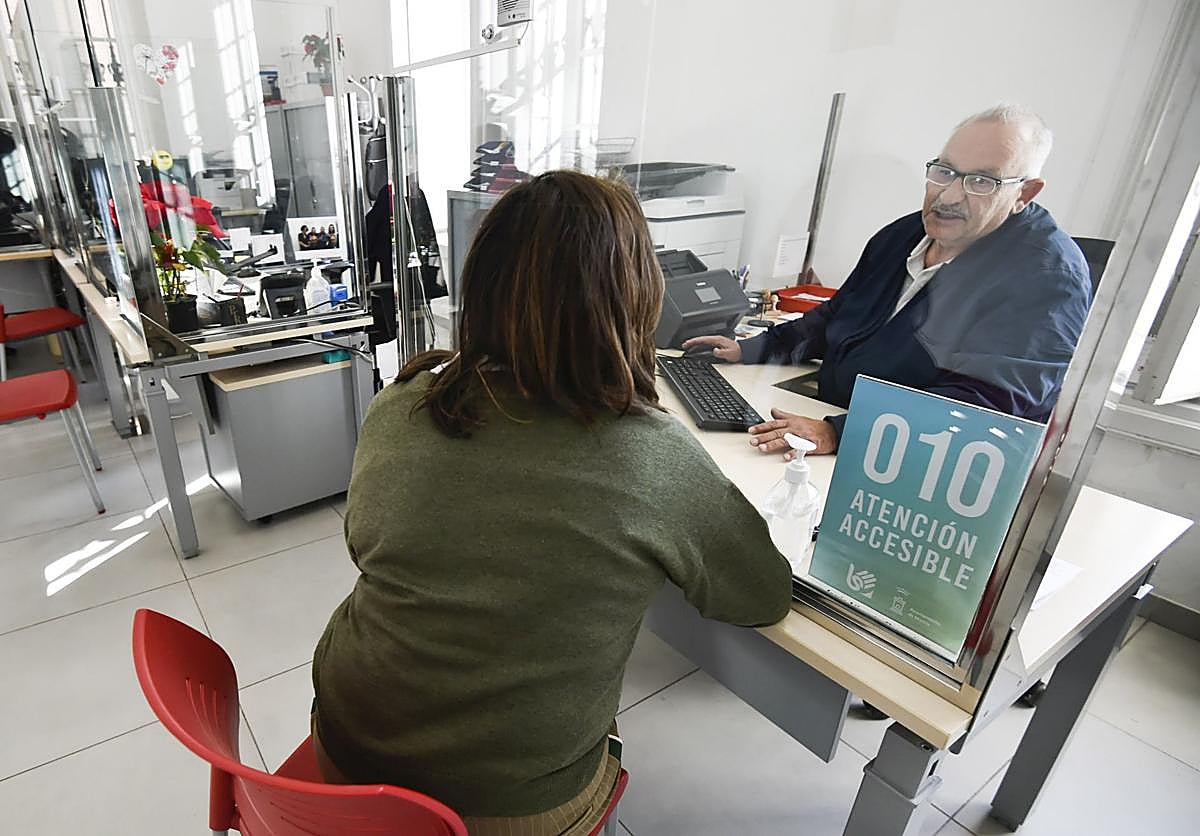 Un funcionario atendiendo a un ciudadano, en una imagen de archivo.