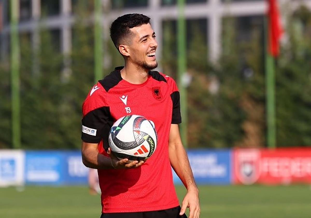 Agim Zeka, con los colores de la selección albanesa.