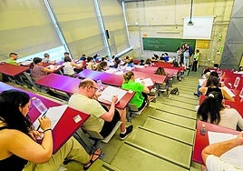 Un grupo de opositores realizan los exámenes el pasado 21 de junio en el campus de Espinardo.