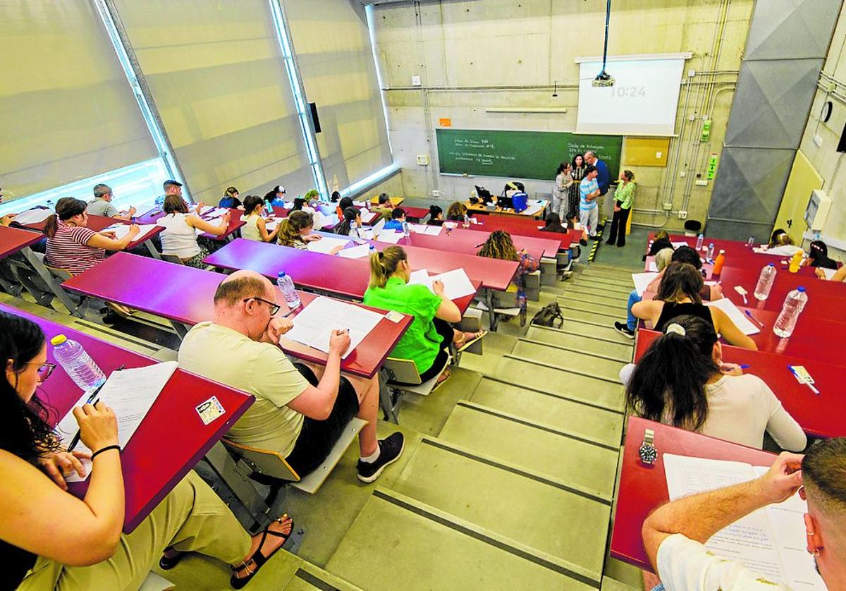 Un grupo de opositores realizan los exámenes el pasado 21 de junio en el campus de Espinardo.
