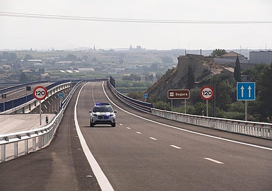 Un vehículo de la Guardia Civil circula por uno de los tramos del Arco Noroeste, a la altura de Ceutí.