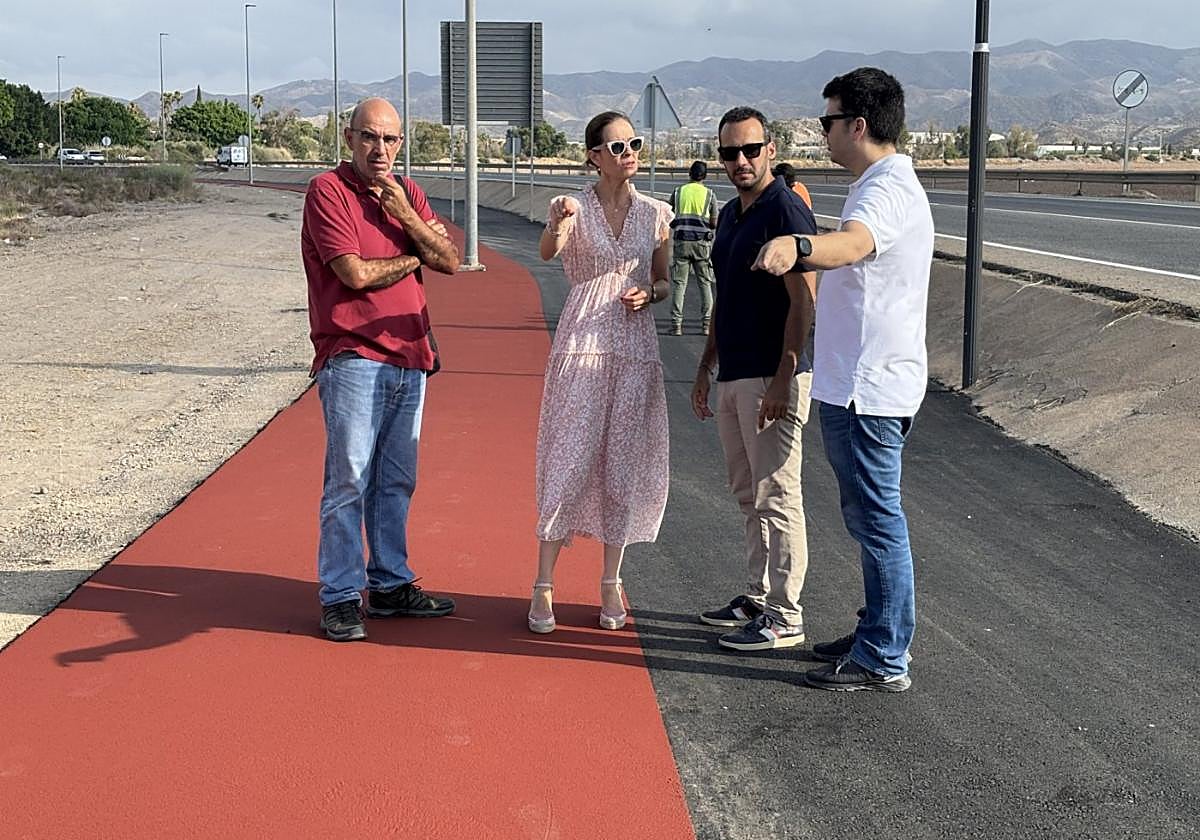 La alcaldesa, ayer, con técnicos, en la zona de las obras.