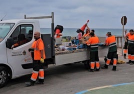 Primeras labores del servicio de mantenimiento de viales, ayer, en Orihuela Costa.