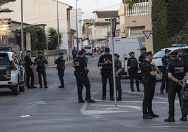 75 agentes tratan de frenar la espiral de violencia en Torre Pacheco, en imágenes