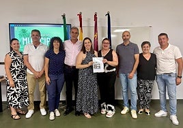 Los concejales del equipo de gobierno, con el documento de presupuestos tras la sesión plenaria.