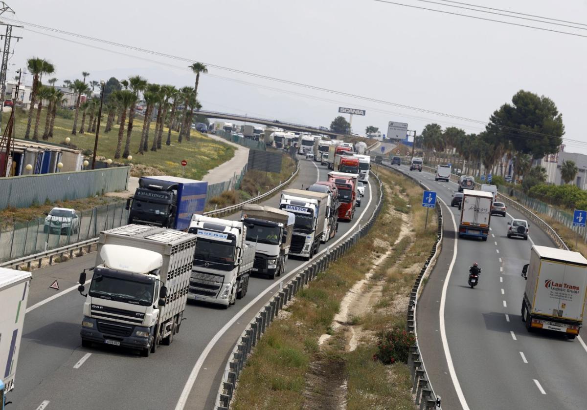 La autovía A-7 repleta de camiones, en el tramo entre Murcia y Lorca, en una imagen reciente.