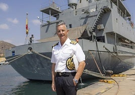 Alejandro Cuerda, en el cantil del muelle Juan de Borbón del Arsenal cartagenero, junto al 'Alerta'.