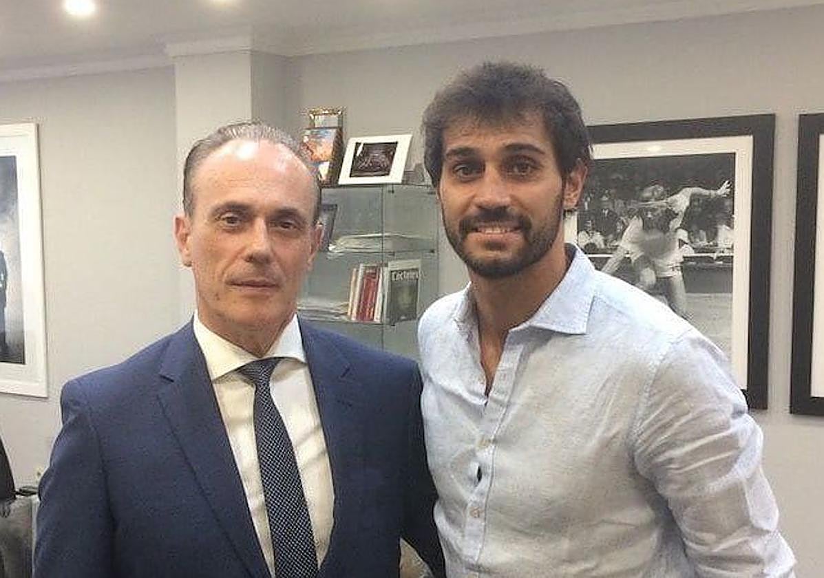 El empresario Pedro Arribas, en una foto de archivo, con su hijo el exfutbolista profesional Alejandro.